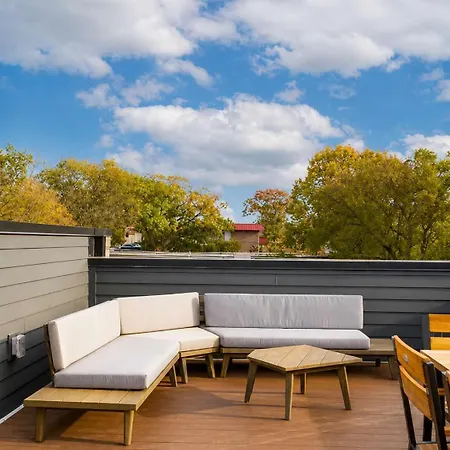 Holiday home Stylish West End With Rooftop & Patio