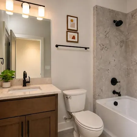 Stylish West End With Rooftop & Patio