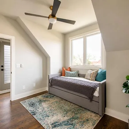 Stylish West End With Rooftop & Patio Holiday home