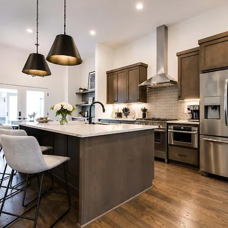 Holiday home 2 West End Homes Minutes To Broadway *