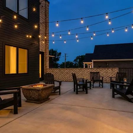 Holiday home Stylish West End With Rooftop & Patio *