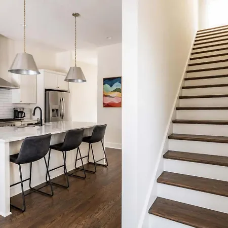 Holiday home 2 West End Homes With Stunning Rooftop Views