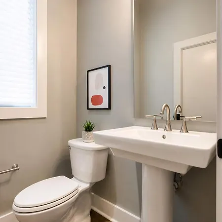 2 West End Homes Minutes To Broadway Holiday home *
