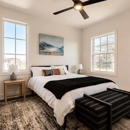 Holiday home 2 West End Homes Minutes To Broadway *