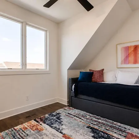 2 West End Homes Minutes To Broadway Holiday home