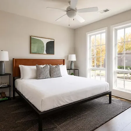 Holiday home 2 West End Homes With Stunning Rooftop Views