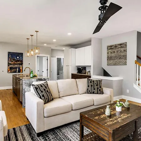 Spacious Close To Belmont Rooftop Holiday home *