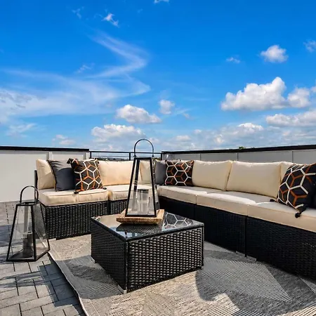 Two Large Homes Minutes To Downtown Holiday home *