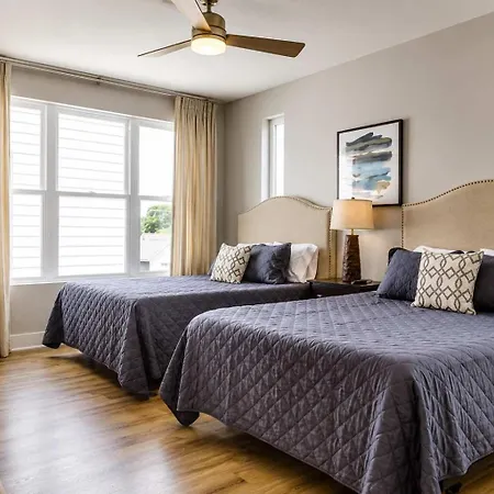 Holiday home Spacious Close To Belmont Rooftop *