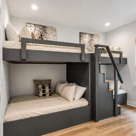 Scovel Row Rooftop Near Broadway Holiday home *