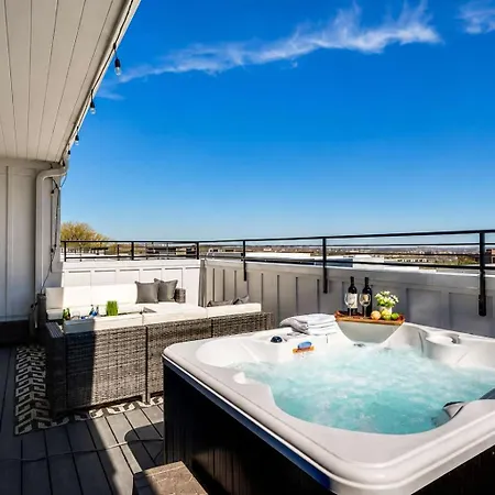 Holiday home Skyline Hot Tub Retreat Walk To Honky Tonks