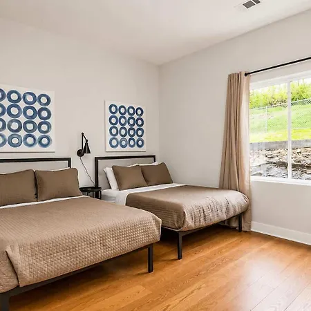 Holiday home Getaway Hot Tub & Sleeps 12 *