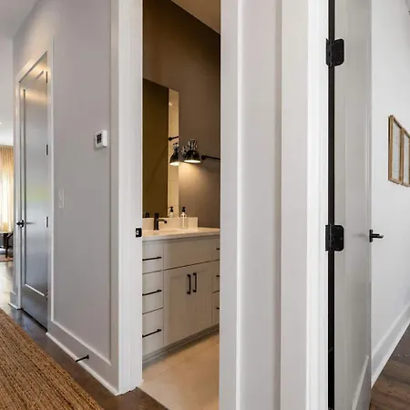 2 New Homes Near Vandy & 3 Min To Bars Holiday home Nashville