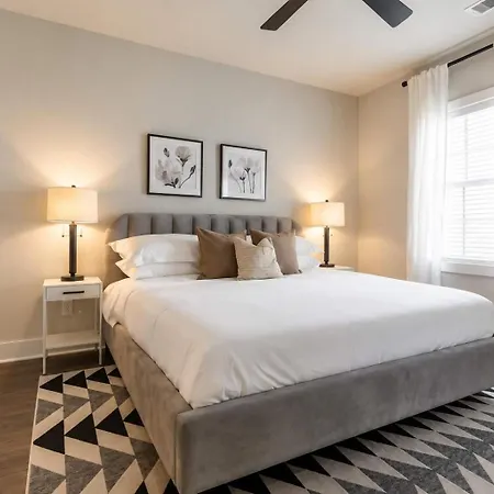 2 New Homes Near Vandy & 3 Min To Bars Holiday home