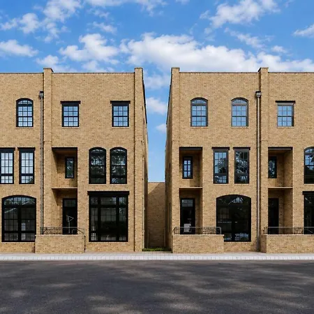Holiday home Modern West End Oasis Rooftop Views *