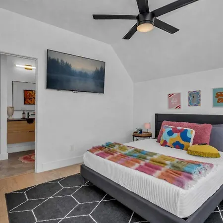Group Friendly 2 Homes Sleeps 15 * Nashville