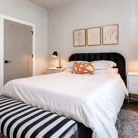 2 New Homes Near Vandy & 3 Min To Bars Holiday home