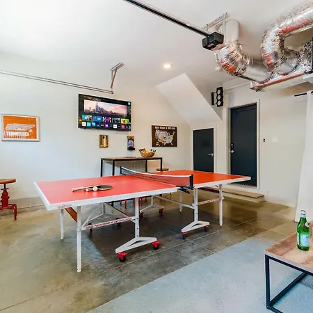 Holiday home Rooftop Deck Grill Ping Pong Near Downtown *