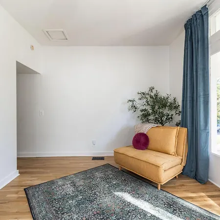 Chic 2 Bed 2 Bath, In 12 South Holiday home Nashville
