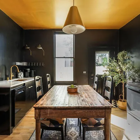 Chic 2 Bed 2 Bath, In 12 South Holiday home Nashville