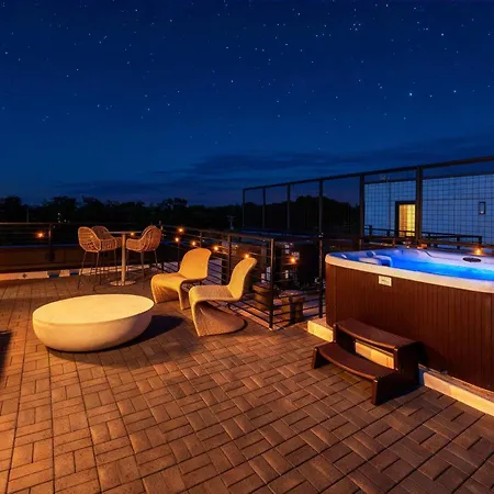 Rooftop Hot Tub & Skyline Views Near Broadway Holiday home