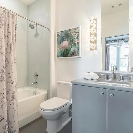 Holiday home Luxe 4br Retreat With Rooftop Fire Pit & Garage *
