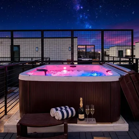 Escape With Skyline Deck And Hot Tub Holiday home Nashville