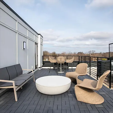 Rooftop Hot Tub & Skyline Views Near Broadway