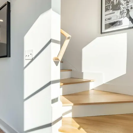 Retreat With Hot Tub & Private Garage *
