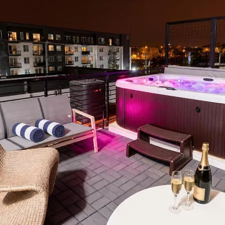 Luxe 4br Retreat With Hot Tub & Skyline Deck Holiday home *