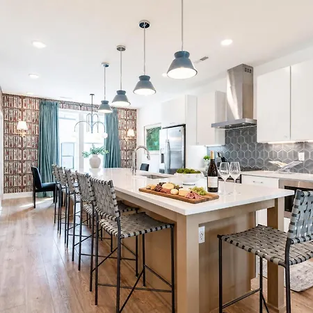 Holiday home Luxe 4br Retreat With Hot Tub & Skyline Deck