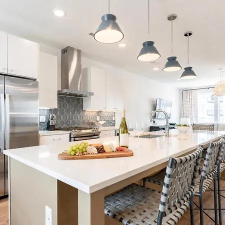 Luxe 4br Retreat With Hot Tub & Skyline Deck Holiday home
