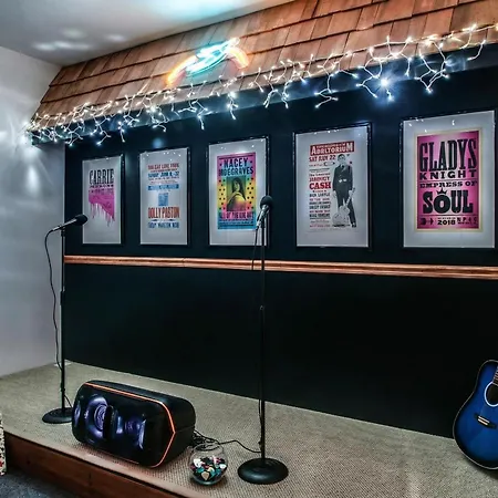 Rooftop Downtown Views - Bluebird Karaoke Nashville