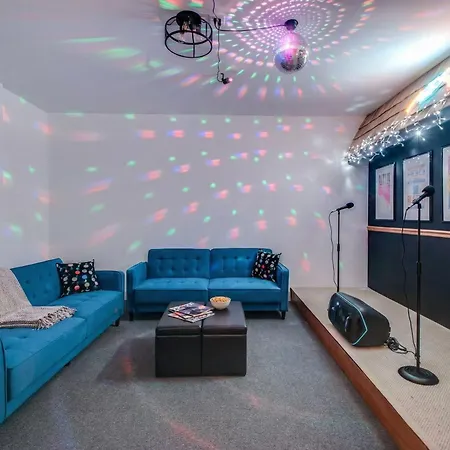 Rooftop Downtown Views - Bluebird Karaoke Holiday home *