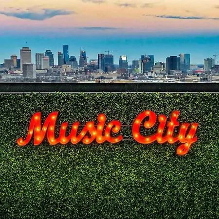 Holiday home Rooftop Downtown Views - Bluebird Karaoke *
