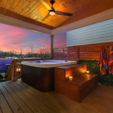 Group 1mi-downtown Hot Tub Outdoor Tv Holiday home