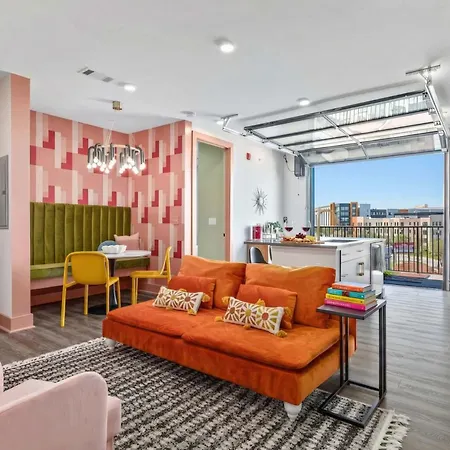 Rooftop Deck & Skyline Views Downtown Penthouse Apartment Nashville