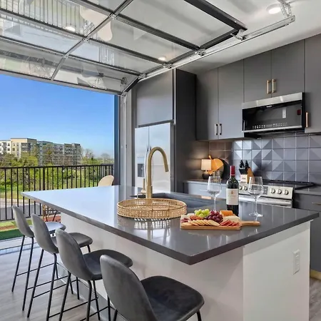 Apartment Rooftop Deck & Skyline Views Downtown Penthouse *