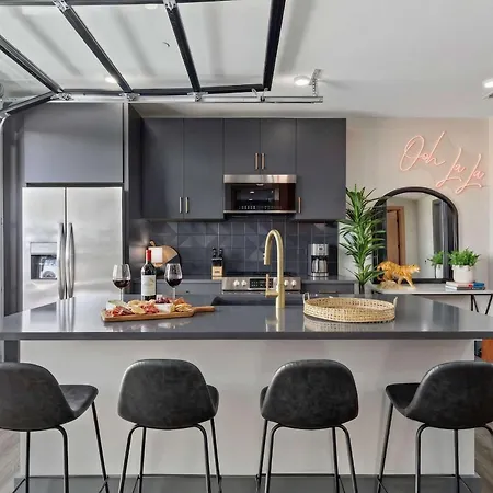 Rooftop Deck & Skyline Views Downtown Penthouse