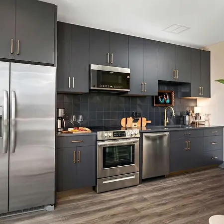Bright Side - Penthouse & Rooftop Deck - Downtown Views Apartment *