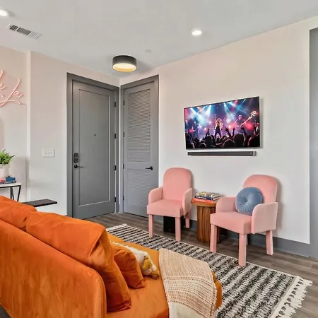 Apartment Rooftop Deck & Skyline Views Downtown Penthouse *