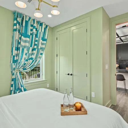Rooftop Deck & Skyline Views Downtown Penthouse *