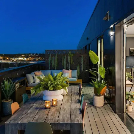 Bright Side - Penthouse & Rooftop Deck - Downtown Views Apartment Nashville