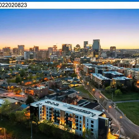 Bright Side - Penthouse & Rooftop Deck - Downtown Views Apartment Nashville
