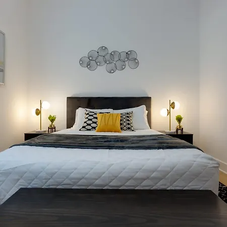 Holiday home 4br Retreat For 12 W Balcony Mins To Broadway