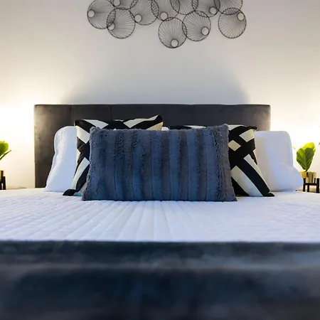 Holiday home 4br Getaway For 12 W Balcony Mins To Broadway *