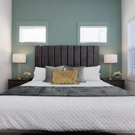 Holiday home 4br Getaway For 12 W Balcony Mins To Broadway *