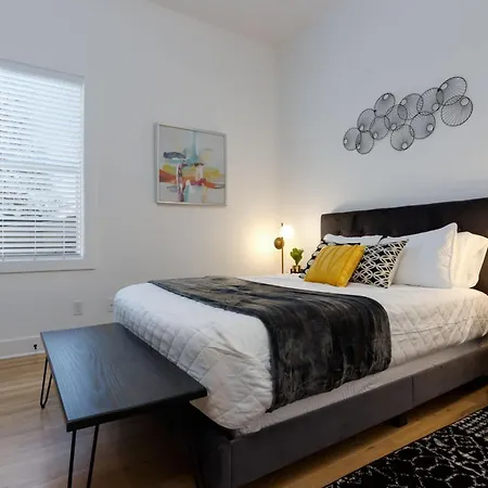 Holiday home 4br Retreat For 12 W Balcony Mins To Broadway *