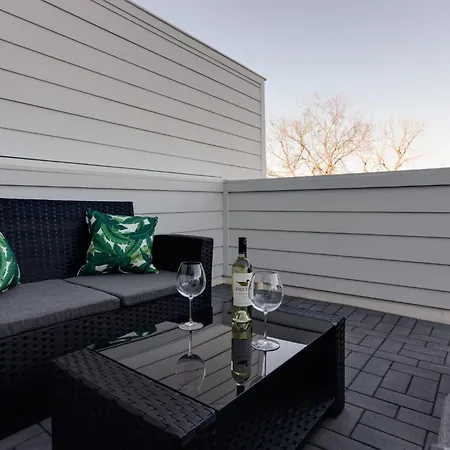 Holiday home 4br Retreat For 12 W Balcony Mins To Broadway