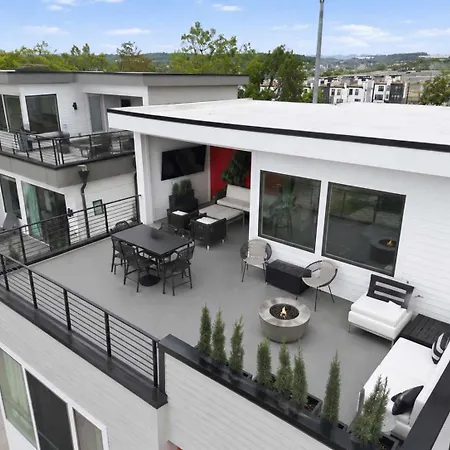 Elevated Luxury Skyline Views Near Broadway Holiday home *
